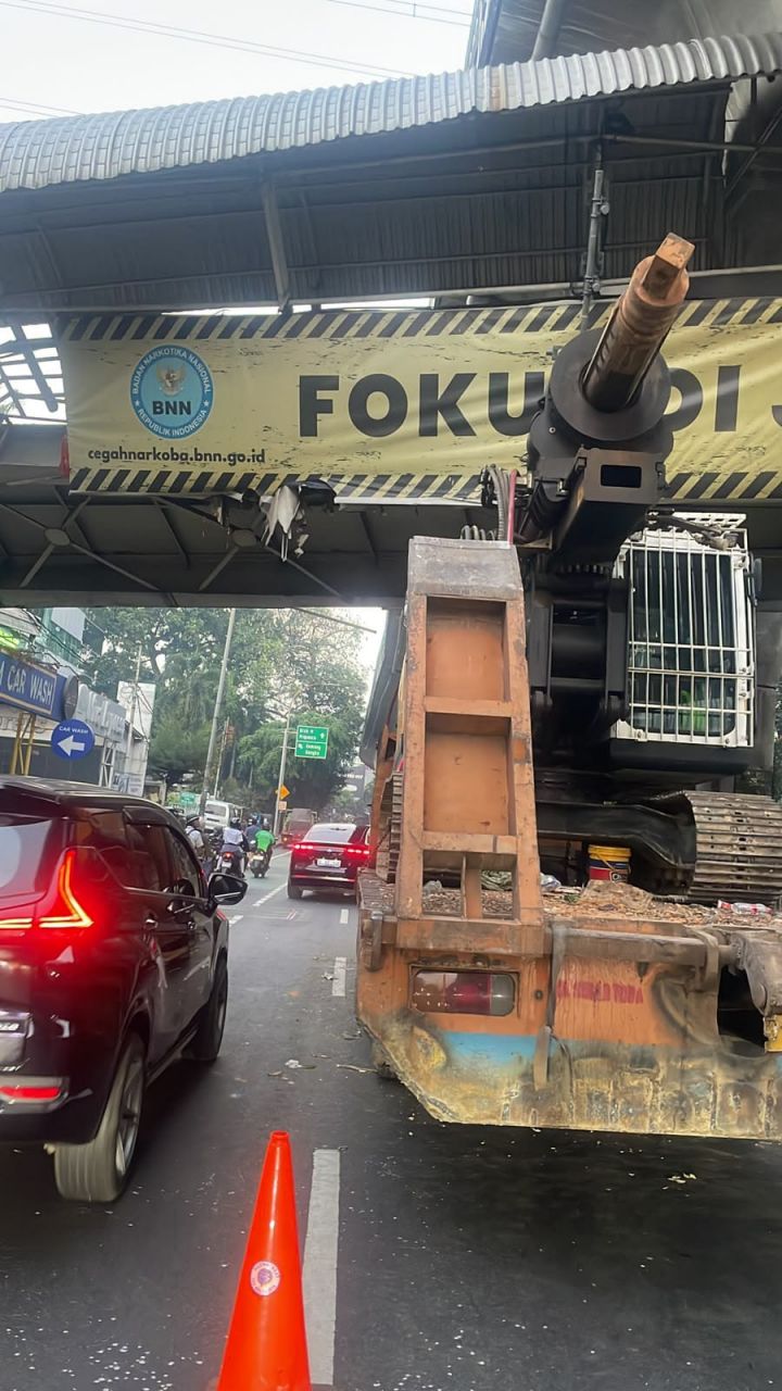 Terlalu Fokus Lihat Maps, Ini Pengakuan Sopir Truk yang Tabrak JPO Tendean