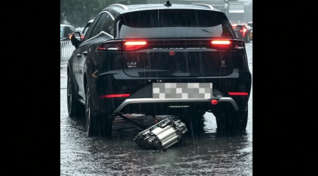 Komponen Motor Listrik BYD Tang Copot, Diduga Menabrak Penutup Lubang Selokan