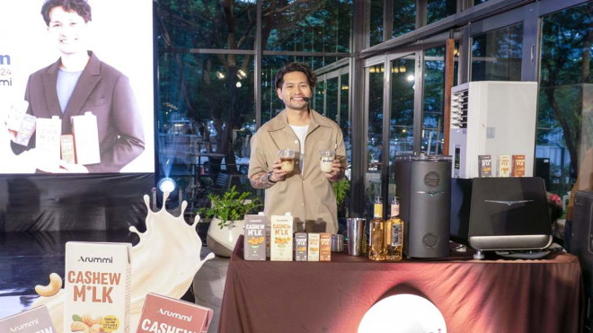   Cara Mikael Jasin bikin kopi ala barista di rumah pakai Arummi cashew milk! (Foto: Dok. Istimewa)