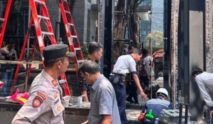 Diduga Salah Injak Pedal, Ini Fakta-fakta Mobil Listrik Tabrak Kaca Gedung di SCBD