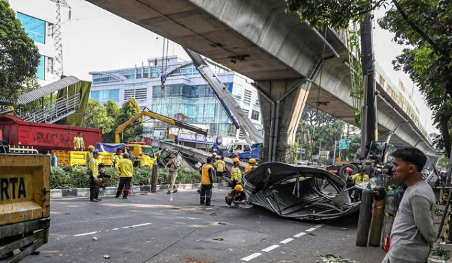 Kondisi Jembatan Penyeberangan Orang (JPO) Tendean di Jakarta Selatan usai ditabrak truk alat berat. (MI/Usman Iskandar)