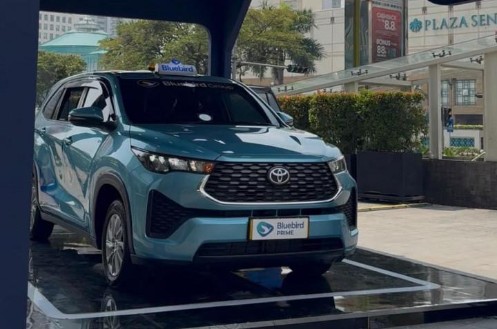Bluebird Kini Pakai Kijang Innova Zenix dan BYD E6 Sebagai Taksi