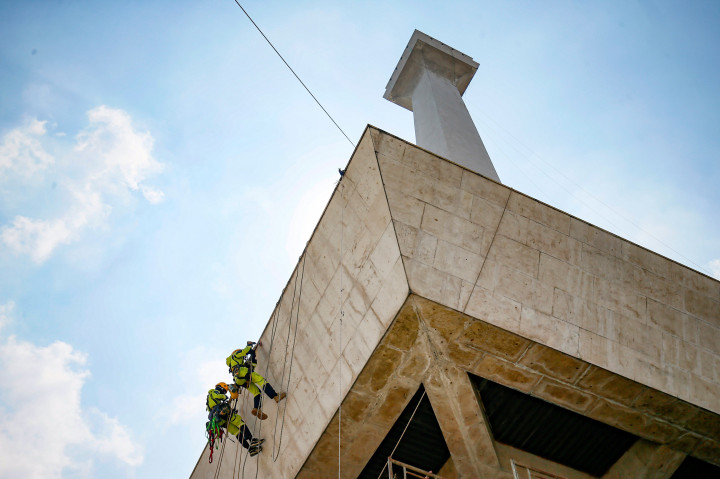 ​Petugas Lakukan Perawatan Berkala Tugu Monas