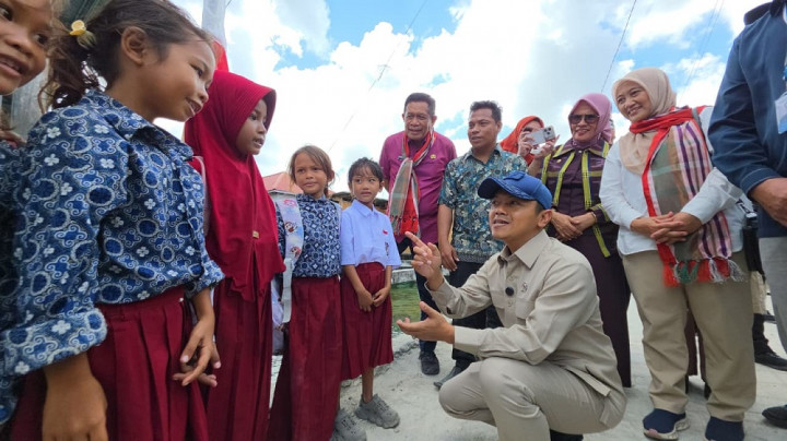 Sambangi Wakatobi, Wamendikdasmen Pastikan Anak Suku Bajo Dapat Pendidikan Bermutu