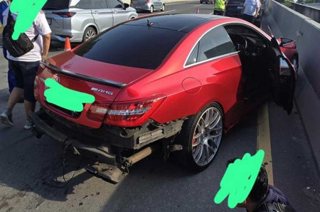 Mercedes-Benz E250 Coupe Remuk. Sopir Grab Ngantuk, Siapa yang Tanggung Jawab?