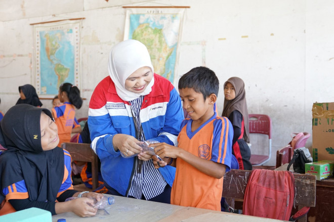 Program SEKAR (Sekolah Kawasan Pesisir). Foto: Pertamina.
