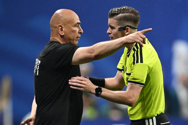 FIFA Siapkan Sanksi untuk Pemain dan Pelatih yang Kritik Wasit