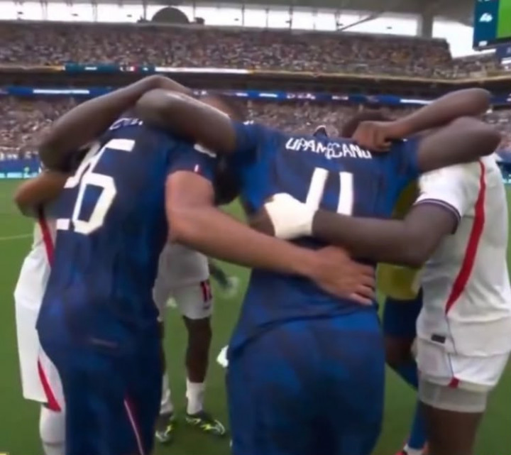 Bukti Sportivitas Sepak Bola, Pemain Inggris dan Prancis Berdoa Bersama usai Pertandingan