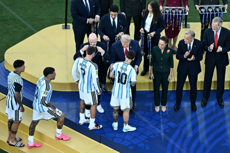 Momen Viral Final Piala Dunia 2026: Lisandro Martinez dan Cristian Romero Ogah Salami Donald Trump