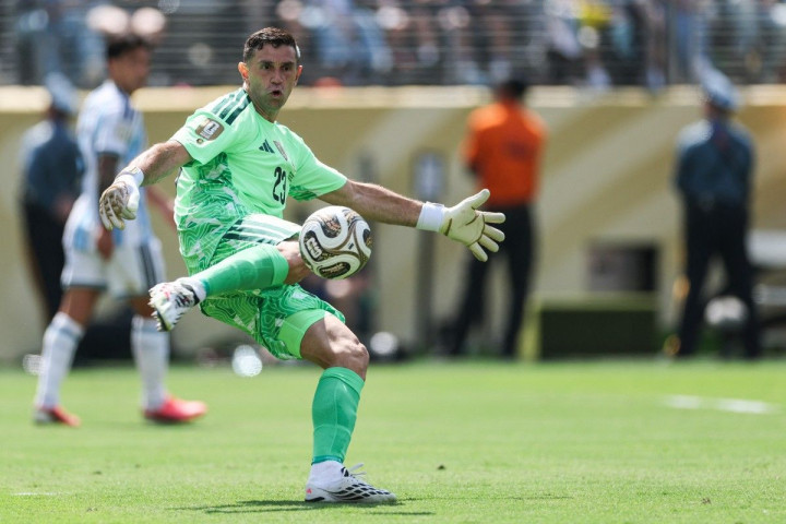 Emiliano Martinez Isyaratkan Pensiun dari Timnas Argentina Usai Gagal Pertahankan Gelar Piala Dunia 2026