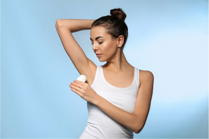 Stop Salah Beli! Ini Panduan Cepat Bedain Deodoran vs Antiperspirant Biar Ketiak Fresh