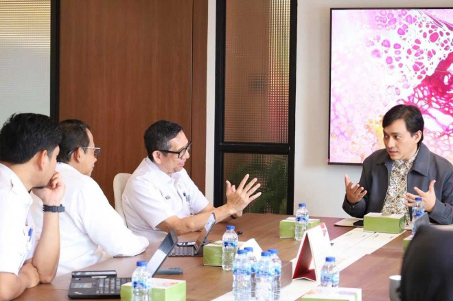 Yovie Widianto dan Hermansyah saat berdiskusi di kantor SKP Ekraf