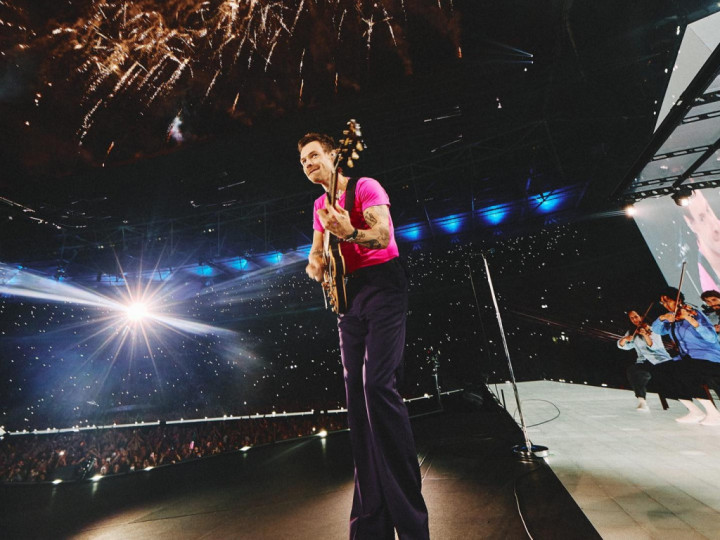 Harry Styles Tiba-tiba Batalkan Konser Karena Alasan Ini
