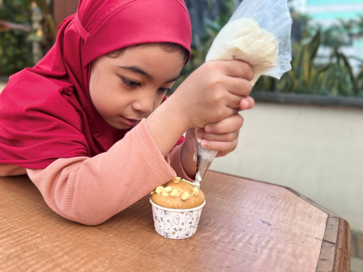 Staycation Sambil Berbagi, Menara Peninsula Hotel Ajak Anak Yatim Nikmati Liburan Seru
