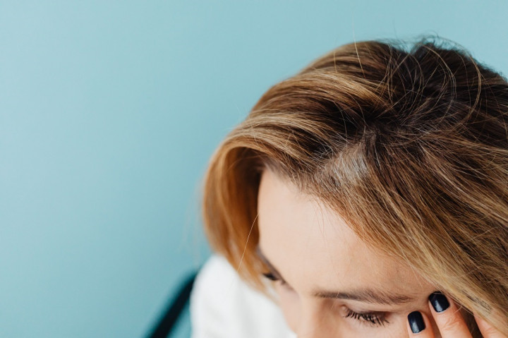 Kok Rambut Makin Banyak Rontok Pas Cuaca Panas? Ternyata Ini Penyebabnya