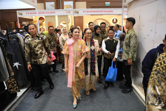 Ketua Umum Seruni Kabinet Merah Putih, Selvi Gibran Rakabuming mengunjungi stan UMKM Bazar Kreasi Bhayangkari Nusantara 2026 (Foto: istimewa)