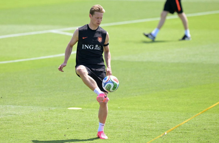 Barcelona Dihantam Kabar Buruk, Hansi Flick Siapkan Skuat tanpa Frenkie de Jong di Awal Musim