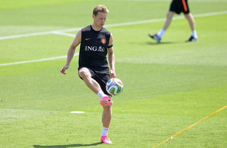 Barcelona Dihantam Kabar Buruk, Hansi Flick Siapkan Skuat tanpa Frenkie de Jong di Awal Musim