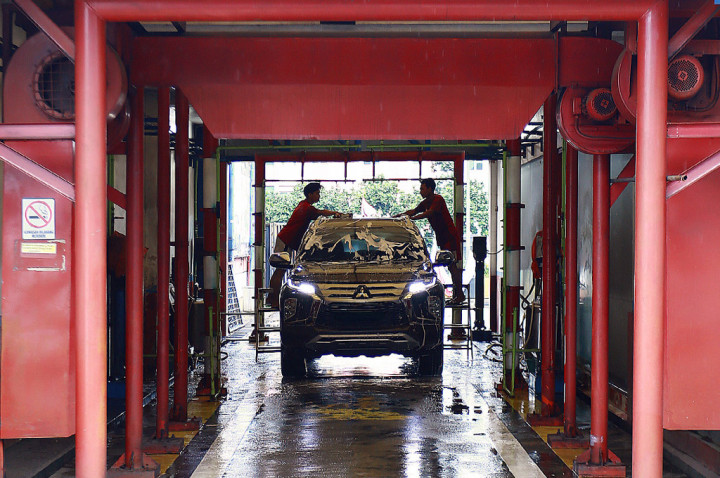 7 Cara Merawat Mobil saat Musim Pancaroba agar Cat Tetap Kinclong
