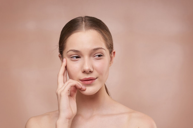 Metode alami memang memerlukan waktu dan konsistensi, tetapi dapat menjadi bagian dari rutinitas perawatan kulit sehari-hari. (Foto: Dok. Pexels.com)