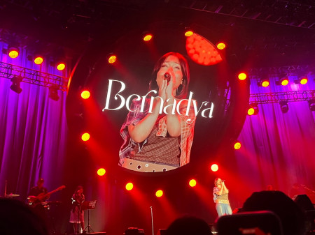 Konser Bernadya Penuh Kejutan, Pesta Nostalgia hingga Sentuhan Hipdut Tenxi