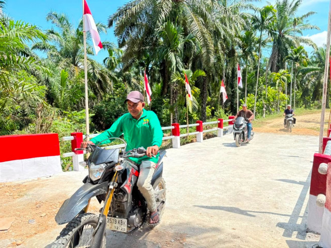 Warga melintas di jembatan armco Garuda di Gampong Seureuke, Kecamatan Langkahan, Kabupaten Aceh Utara, Aceh. dok. Satgas PRR