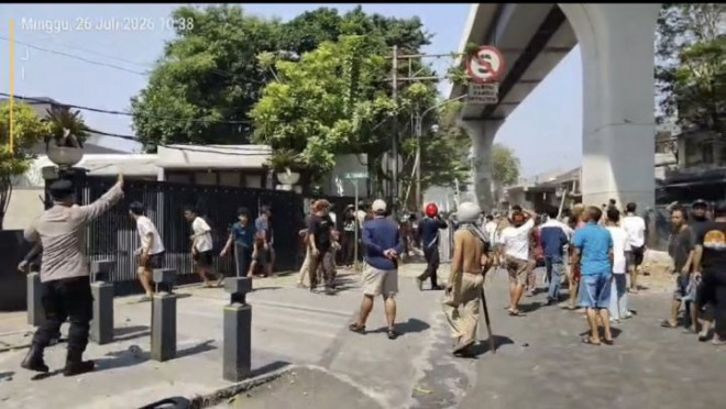 Bentrokan antarkelompok pecah di Jalan Matraman Dalam, Kelurahan Pegangsaan, Kecamatan Menteng, Jakarta Pusat, Minggu, 26 Juli 2026. Foto: Metrotvnews.com/Christian.