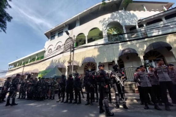 Personel gabungan TNI-Polri bersiaga usai terjadi bentrokan di Matraman Dalam, Menteng, Jakarta Pusat.(Antara/Adimas Raditya)