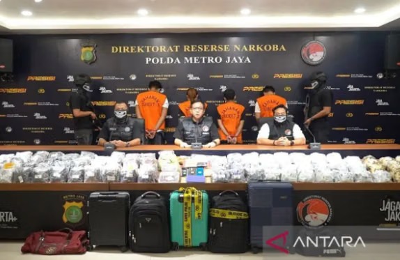 Barang bukti kasus peredaran gelap narkotika Golongan II jenis etomidate di wilayah Jakarta Selatan dan Jakarta Barat. (Antara/HO)
