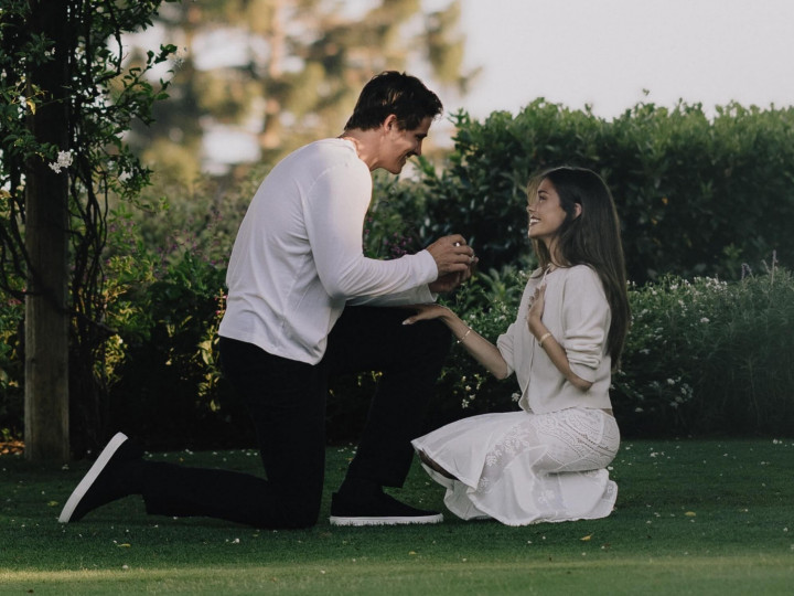 Madison Beer dan Justin Herbert Resmi Bertunangan, Intip Perjalanan Cintanya