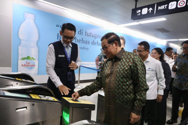 Gubernur DKI Jakarta Pramono Anung menjajal  sistem pembayaran menggunakan kartu kredit contactless. Foto: Pemprov DKI
