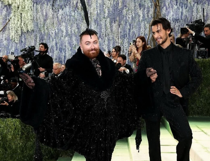 Sam Smith Umumkan Akan Menikah dengan Kekasih Prianya, Christian Cowan
