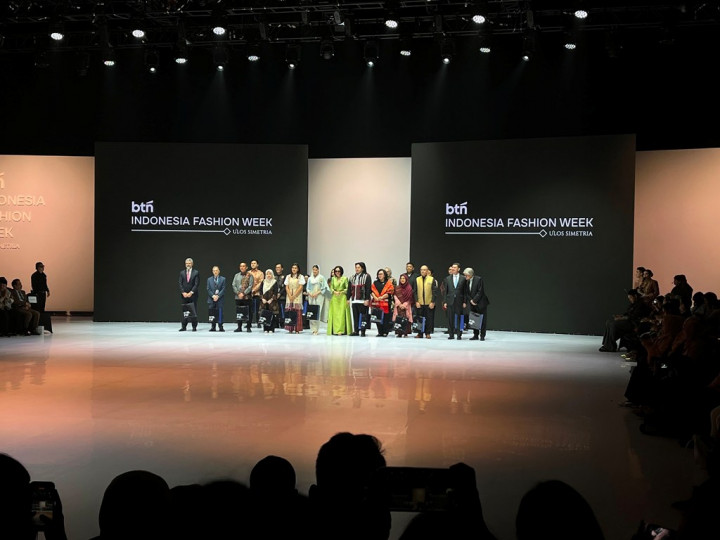 Indonesia Fashion Week 2026 Dibuka, Bawa Wastra Ulos ke Panggung Megah