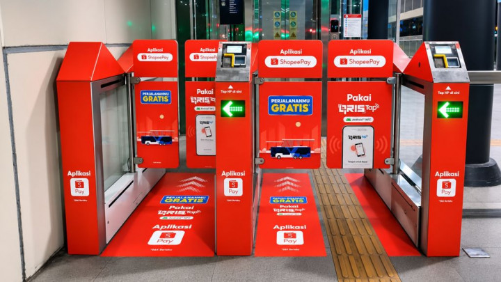 Cara Naik TransJakarta dan KRL Gratis Pakai QRIS Tap ShopeePay, Cukup Tempel HP