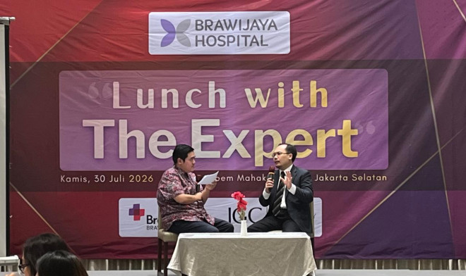 Dr. dr. Simon Salim, Sp.pd  - KKV, Mkes, AIFO, FINASIM, FACP, FICA, FHRS, FACC, Konsultan Elektrofisiologi/Terapi Alat & Kardiologi Intervensi (kanan). Foto: Medcom.id