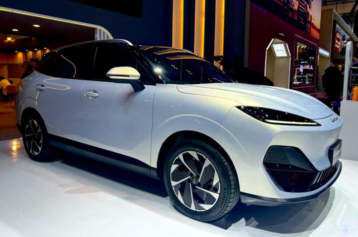 Lepas E4 EV Tawarkan Jarak Tempuh 600 Km, Harga Spesial Rp339 Juta di GIIAS 2026