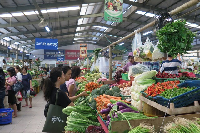Kegiatan ekonomi di pasar modern.