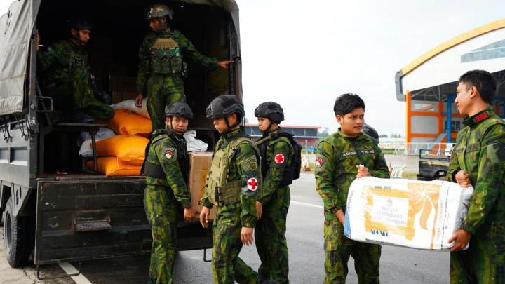 Koops TNI Habema Gercep Salurkan Bantuan ke Wilayah Terisolasi Papua