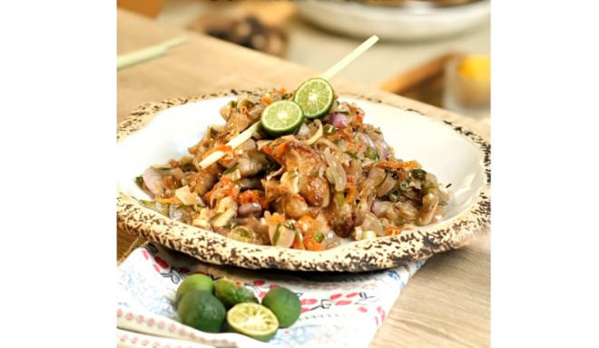  Intip resep dari Sasa untuk buat lauk ayam gurih dengan sambal matah.  (Foto: Dok. YouTube Sasa Melezatkan)