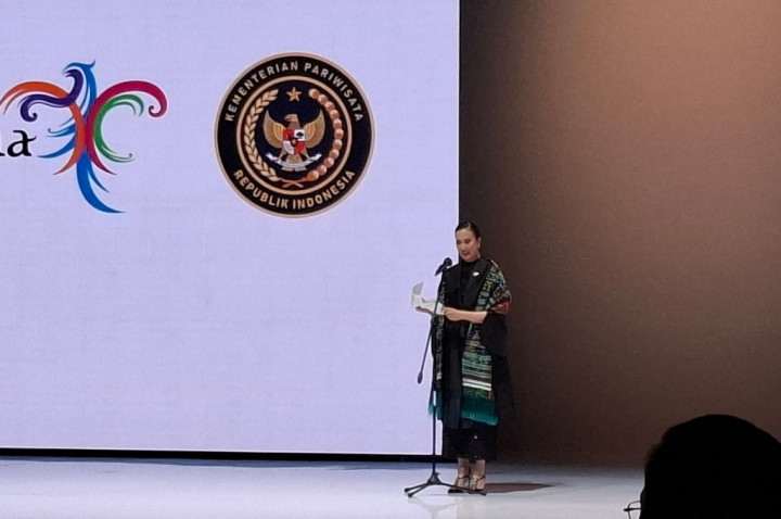 Ragam Kreasi Ulos Jadi Penutup Manis nan Kuat di Indonesia Fashion Week 2026