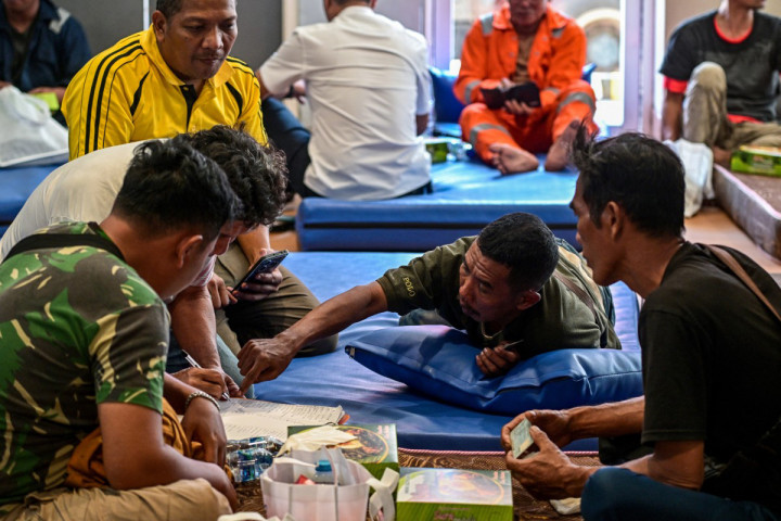 ​Petugas Data Penyintas Kebakaran Kapal Feri di Tanjung Perak