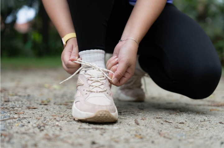 Stop Paksain Sepatu Biasa! Ini 4 Sepatu Running Khusus Kaki Datar Biar Gak Cedera