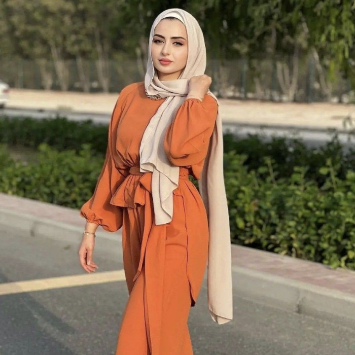 Baju Oranye Cocok dengan Jilbab Warna Apa? Ini 8 Kombinasi yang Auto Stylish