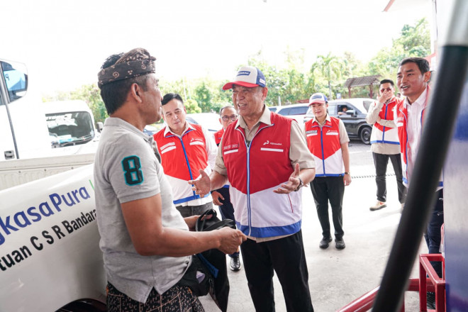 Komisaris PT Pertamina Patra Niaga melakukan inspeksi langsung ke Fuel Terminal Sanggaran dan SPBU Pertamina di Bandara Internasional I Gusti Ngurah Rai. Foto: Pertamina