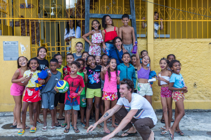 Shawn Mendes Go Public dengan Bruna Marquezine, Rayakan Ultah Bareng Anak-anak di Brasil