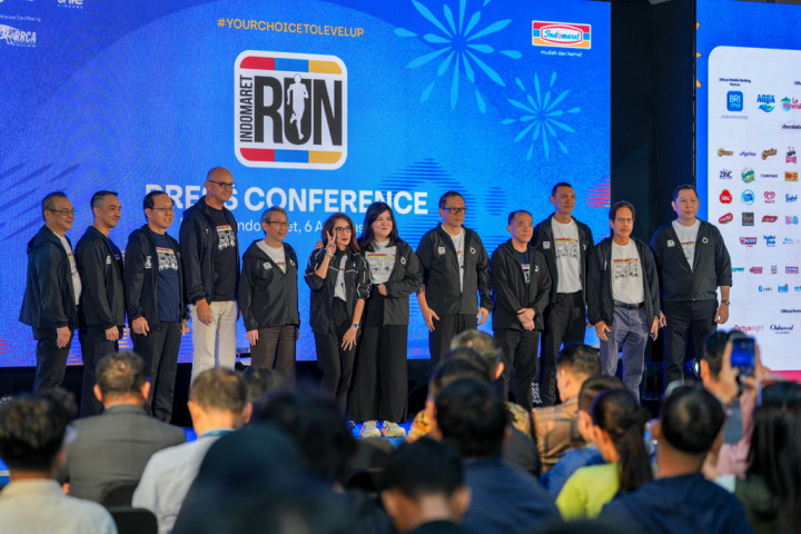 Misi Khusus Ussy Sulistiawaty Kembali Lari Bareng Andhika Pratama di Indomaret Run