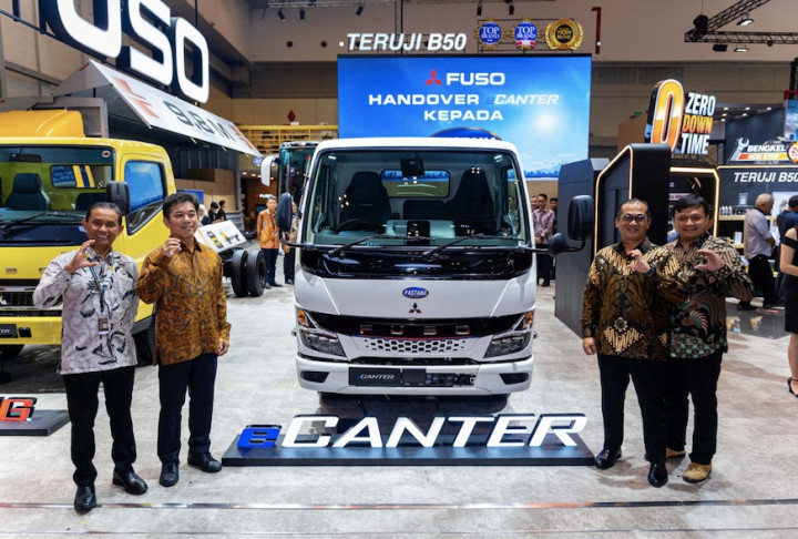 Serah Terima eCanter ke Fastana Logistik, Mitsubishi Fuso Perkuat Ekosistem Truk Listrik