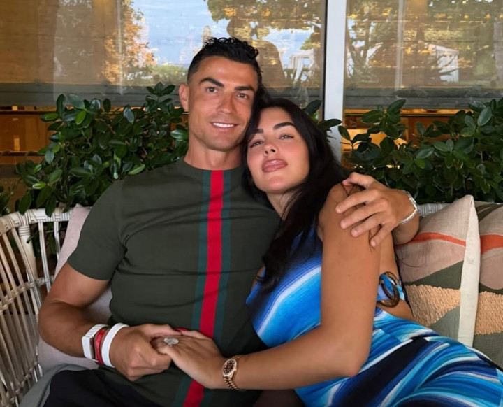 Hoaks Pernikahan Ronaldo Bikin 2.000 Fans Kepung Gereja di Portugal