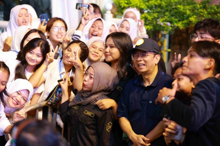 Sambut 9.411 Mahasiswa Baru, PKKMB Unair 2026 Ditutup Bagi-Bagi Laptop hingga Aksi Yura Yunita