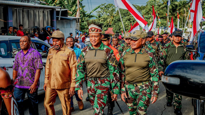 Semarak HUT RI: Kirab Merah Putih dan Bendera Raksasa Berkibar di Gunung Cycloop Papua